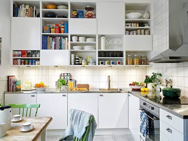 10 dicas de organização para cozinhas pequenas - Casinha Arrumada  Cozinha  pequena, Organização de cozinha pequena, Organizando armários de cozinha